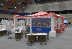 GLOW グロー 新潟 長岡 滝沢印刷 文具館タキザワ ぶんぐマルシェ ぶんマル タキザワ 文房具 ハイブ長岡 プラダン ブース プラダンブース オリジナルブース イベントブース プラスチックダンボール プラダン構造物 構造物 長岡造形大学 NID ハイプル 強化ダンボール 什器 テーブル